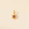 Détail d'un pendentif étoile à huit branches doré orné d'une pierre précieuse violette - Juin (Couleur Alexandrite)