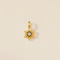 Vue détaillée d'un pendentif rayon de soleil doré avec une pierre précieuse verte sertie - Août (Couleur Péridot)