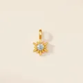 Vue détaillée d'un pendentif rayon de soleil doré avec une pierre précieuse centrale. - Mars (Couleur Aigue-Marine)