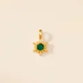 Vue détaillée d'un pendentif étoile à huit branches en acier titane doré avec gemme verte. - Mai (Couleur Émeraude)