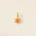 Gros plan d'un pendentif étoile à huit branches plaqué or avec une pierre de zircon rose. - Octobre (Tourmaline Rose)