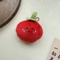 Schattige rode pluche tomaat karakter sleutelhanger met groen blad - Tomaat (kralenketting)
