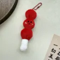 Schattige rode pluche hanger in de vorm van een suikerbal met geborduurd gezicht. - Tanghulu (kralenketting)