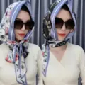 Vista dettagliata del foulard in raso di seta double-face con motivi floreali sui lati - Taglia unica / Magnolia Reversibile