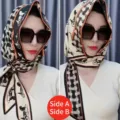 Vista dettagliata di entrambi i lati di un foulard in raso di seta vintage - Taglia unica / Carrozza Reversibile