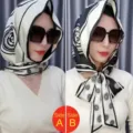 Primo piano di un foulard e cappello da sole double-face in raso di seta bianco e nero - Taglia unica / Camelia Reversibile