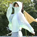 Detailansicht des mintgrünen UV-Schutz-Capes für Damen mit breiter Krempe und Maske - Einheitsgröße / Oberteile / Obstgrünes Patchwork