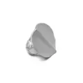 Primer plano detallado de un anillo elástico plateado con forma de corazón y textura mate - Estilo Forma de Corazón (B-271) / Plateado