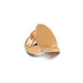 Primer plano detallado de la superficie ovalada dorada cepillada en este anillo elástico - Floral Ovalado (B-272) / Dorado