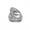 Primer plano detallado que muestra la forma ovalada única del anillo de metal plateado. - Twisted Oval (B-273) / Plateado