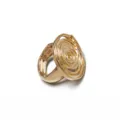 Detalle del anillo en espiral dorado texturizado con una banda elástica ajustable. - Textura Espiral (B-274) / Dorado