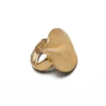 Detalle de cerca de un anillo elástico de metal dorado con un diseño de pétalo irregular - Wave Shape (B-278) / Dorado