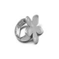 Vista detallada de un anillo de flor plateado con una banda elástica flexible ajustable - Five-Petal Flower (B-279) / Plateado
