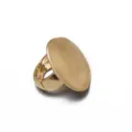Vista detallada de un anillo elástico ovalado dorado con textura metálica - Brushed Oval (B-282) / Dorado