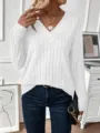 Dettaglio di una maglia bianca a coste con scollo a V e collana dorata elegante - 1XL / Top / Bianco