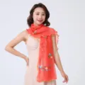 Eleganter roter Netzschal mit Blumenstickerei und gewelltem Rand für moderne Damen - 170x45cm / Tomatenrot