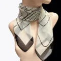 Detailansicht eines leichten quadratischen Seidenschals mit eleganten schwarzen Linien. - Cremeweiße Geometrische Linien