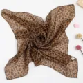 Detail des professionellen Quadrattuchs mit Leopardenmuster und leichter Textur - Dunkler Leopard