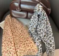 Nahaufnahme von Seidenschals mit Leopardenmuster für Berufsuniformen und Business - Weißes Leopardmuster