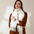 Vista detallada de bufanda blanca de invierno con borlas elegantes y etiqueta hecha a mano - 200*70cm / Crema