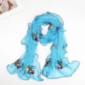 Eleganter hellblauer Netzschal mit Blumenstickerei und gerafften Holsohrenkanten. - 170x45cm / Himmelblau