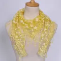 Élégant foulard triangle en dentelle jaune ajourée avec broderie florale et des pompons - Jaune vif