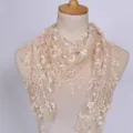 Élégante écharpe triangle en dentelle beige avec broderie florale et design ajouré femme - Beige