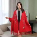 Elegante scialle rosso in finto cashmere con ricamo di fiori di pruno e lunghe frange - Taglia S / Top / Rosso