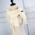 Crèmewitte imitatie kasjmier sjaal met kwastjes op een mannequin - Wit