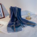 Eleganter dunkelblauer Schal aus Seide und Wolle mit silbernen Glitzerrändern für Damen - Marineblau
