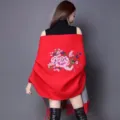 Elegante scialle rosso in finto cashmere con ricamo floreale e nappe sofisticate - Fiore ricamato - rosso vivo / Taglia S