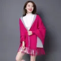 Poncho a scialle reversibile fucsia e grigio con frange e maniche da donna - Fiore ricamato - rosso porpora / Taglia S
