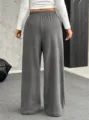 Vista posteriore di pantaloni casual grigi da donna a gamba larga con vestibilità ampia - Taglia S / Grigio
