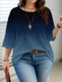 Vista dettagliata della maglietta da donna blu sfumata con scollo rotondo e maniche - 1XL / Top / Aqua