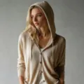 Dettaglio ravvicinato di un cardigan beige in maglia con cappuccio e bottoni di alta qualità - Taglia S / Top / Albicocca