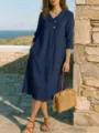 Dettaglio di un elegante abito blu navy con revers francese e maniche a tre quarti. - Blu navy