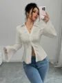 Modella con un'elegante camicetta bianca a righe con scollo a V e maniche svasate - Taglia S / Top / Albicocca