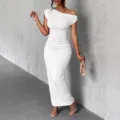 Elegante abito lungo bianco a sirena con trama a onde e monospalla dalla linea aderente - Taglia S / Vestiti / Bianco
