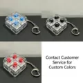 Λεπτομερής πολύχρωμη εμφάνιση του μπρελόκ fidget με τέσσερα πλήκτρα μηχανικού πληκτρολογίου - Τετράγωνο 4 Πλήκτρων (Χωρίς Φως) / Μπλε Άξονας - Διαφανές