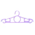 Detailansicht eines langlebigen lila Kunststoff-Kleiderbügels mit windfestem Hakendesign - 10er-Set / Violett