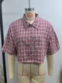 Top a camicia corta a maniche corte a quadri rossi e bianchi alla moda per donna su manichino - Taglia S / Top / Rosso