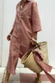 Abito a camicia da donna con stampa geometrica arancione, colletto e lunghezza midi. - Taglia S / Vestiti / arancio-rosso