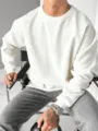 Dettaglio di una felpa girocollo bianca da uomo con texture a costine e vestibilità casual. - Taglia S / Top / Albicocca