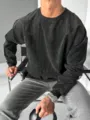 Primo piano di felpa da uomo in velluto a coste nero con scollo a girocollo e trama a coste - Taglia S / Top / Nero