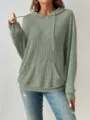 Dettaglio di una felpa con cappuccio in maglia a coste verde salvia con tasca a marsupio - Taglia S / Top / Verde