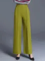 Detailansicht der olivgrünen Hose mit weitem Bein, hoher Taille und Bügelfalten vorne - S / Olivgrün