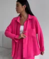 Elegante completo due pezzi con camicia oversize rosa acceso e pantaloni larghi - Rosso rosa