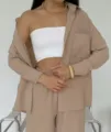 Set casual da donna 3 pezzi con cardigan e pantaloni a gamba larga color marrone moka - Cammello