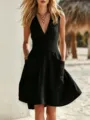Vista dettagliata dell'abito casual nero senza maniche in cotone e lino con scollo a V e tasche - Taglia S / Vestiti / Nero