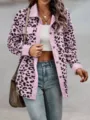 Detailansicht der pinkfarbenen Cordjacke mit Leopardenmuster, Knöpfen und Taschen - Rosa